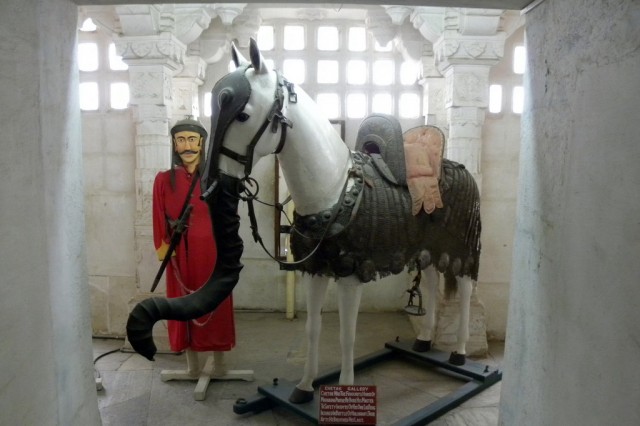 Хобот коню - чтобы боевые слоны его принимали за слоненка и не обижали Хобот коню - чтобы боевые слоны его принимали за слоненка и не обижали