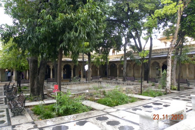 Один из внутренних двориков дворца Один из внутренних двориков дворца