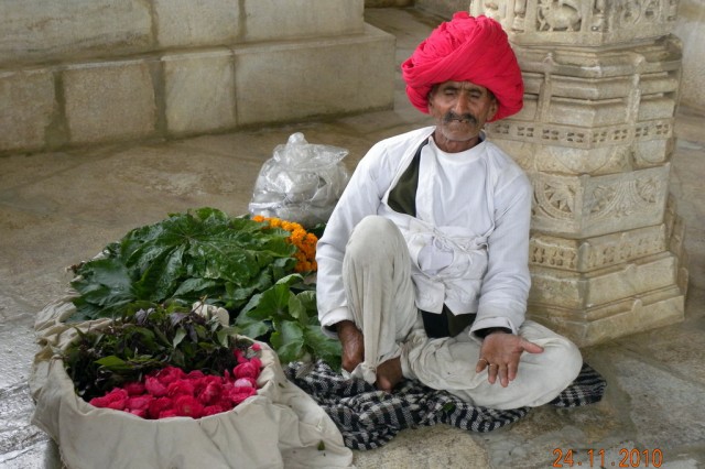 Дедуля возле входа в храм Дедуля возле входа в храм