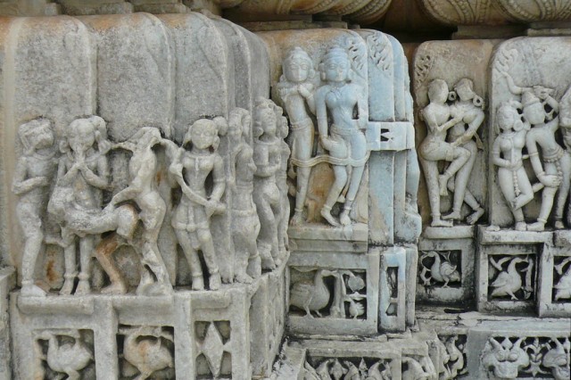 Скульптура маленького джайнистского храма Скульптура маленького джайнистского храма