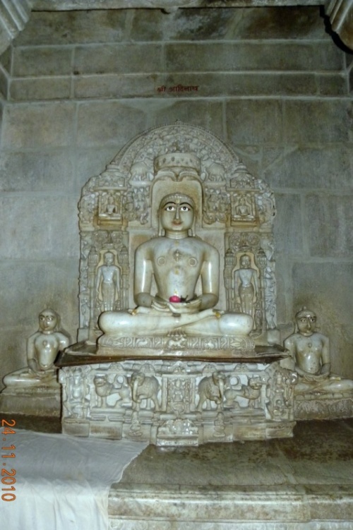 Скульптура маленького джайнистского храма Скульптура маленького джайнистского храма