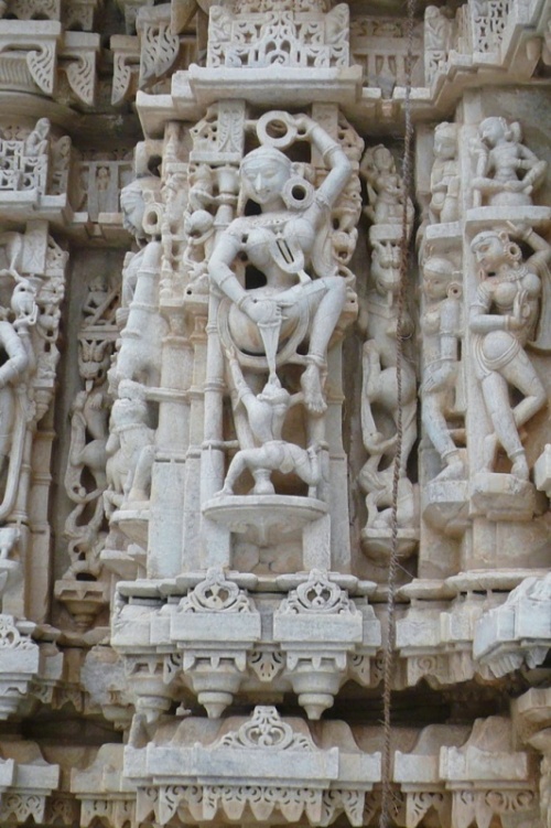 Скульптура маленького джайнистского храма Скульптура маленького джайнистского храма