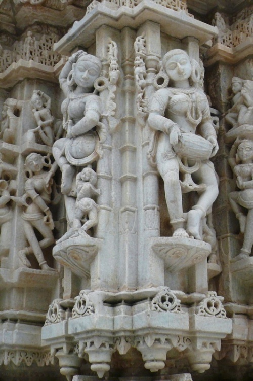 Скульптура маленького джайнистского храма Скульптура маленького джайнистского храма