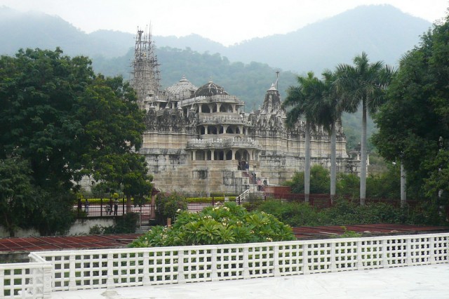 Вид на храм Адинатха с платформы маленького храмика Вид на храм Адинатха с платформы маленького храмика