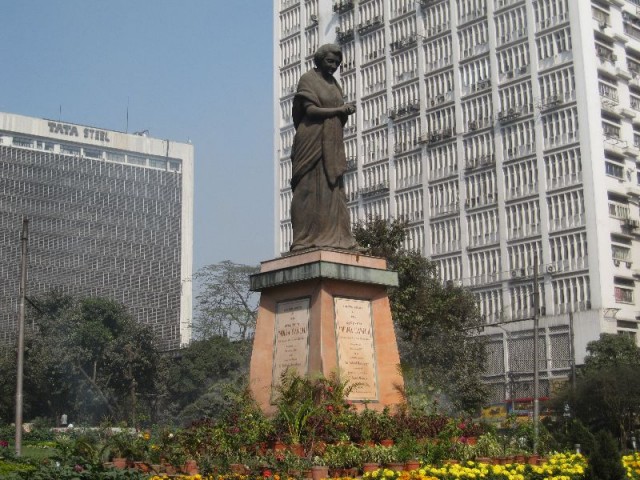 И памятник Индире И памятник Индире