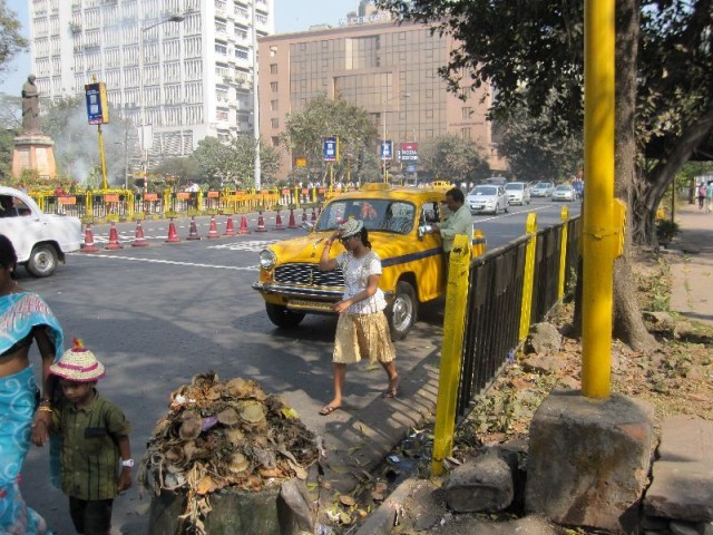 Не так уж грязно - мусор местами убирают Не так уж грязно - мусор местами убирают