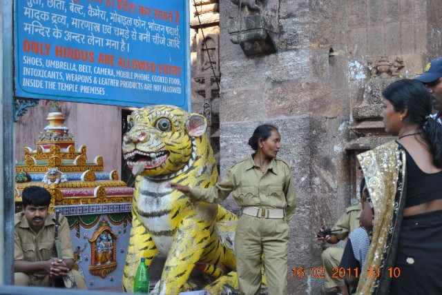 святыня тщательно охраняема от чужого взгляда святыня тщательно охраняема от чужого взгляда