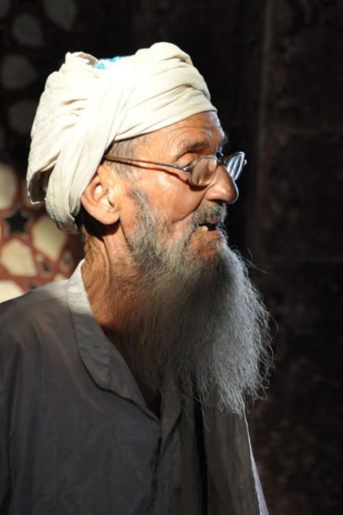 Старик в мечете. Фатехпур Сикри.