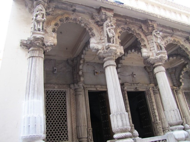 Скульптуры капителей и резные арки – визитная карточка ахмедабадских двориков