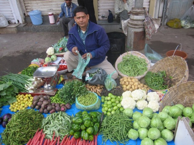 Свежие овощи – самый ходовой товар в любом дворе
