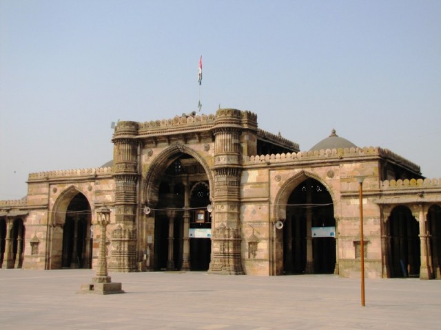 Джама масджид, одна из крупнейших мечетей Гуджарата, где впервые были предусмотрены балконы, забранные резными решетками (джаали), позволявшие мусульм