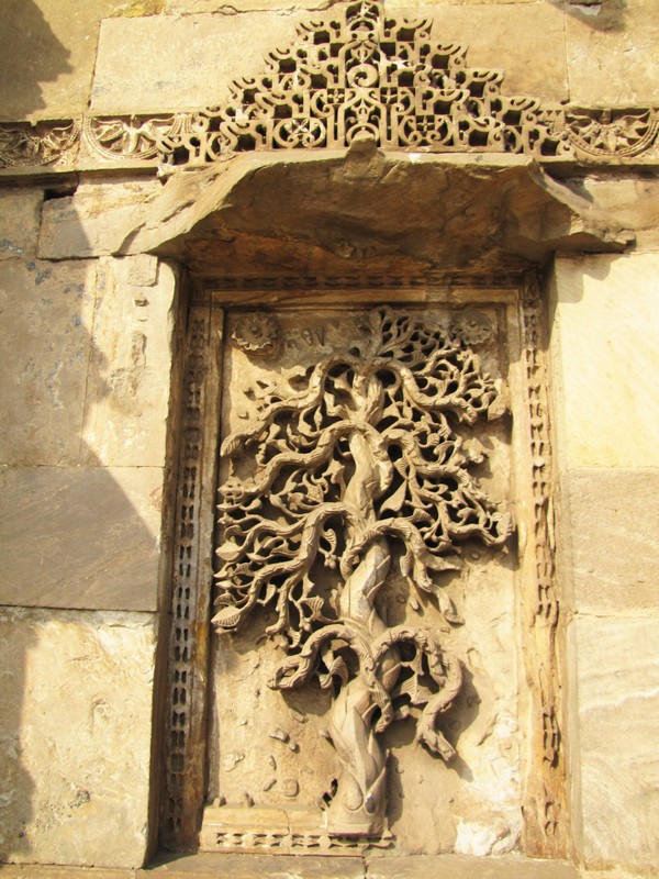 Дерево жизни, вырезанное из камня – частый элемент декора в Гуджарате