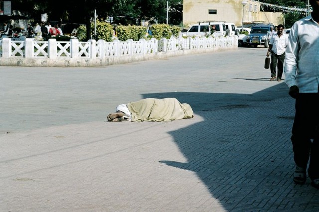 Спящие на улицах встречаются даже днем. Ренигунта. Привокзальный сон )
