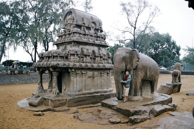 Храм полностью высечен из скал. Слон в натуральную величину из цельного камня.
