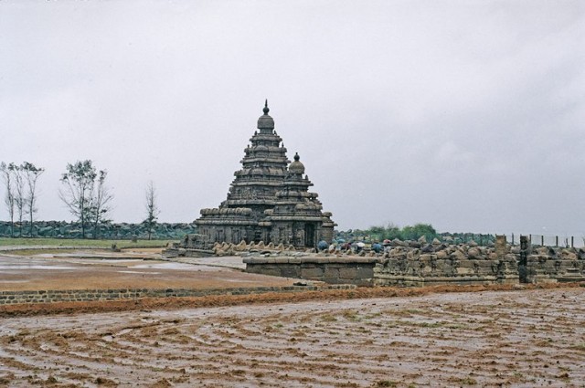 Самый старый храм в Махабалипурами - тоже около 3000 лет - последний храм из 6-ти составлявших комплекс - пять уже забрал океан - последний сохранен благодаря дамбе, устроенной по распоряжению Р. Ганди