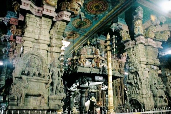 Внутри громадные помещения с внутренними храмами невероятных конструкций и пестрыми красками