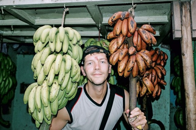 Банановый рынок - а бананы и красными бывают!