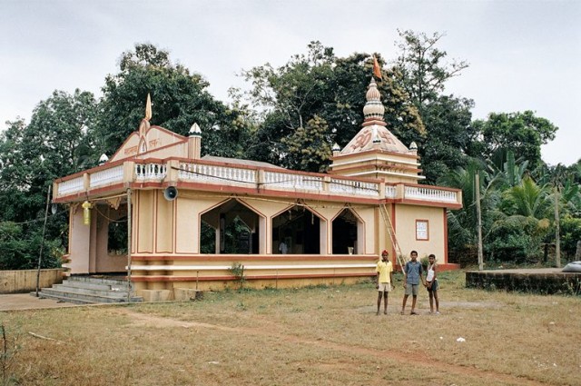 Храм в деревне в окрестностях водопада и дети Храм в деревне в окрестностях водопада и дети