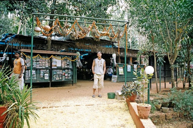 При входе вас осыпят лепестками цветов ) При входе вас осыпят лепестками цветов )