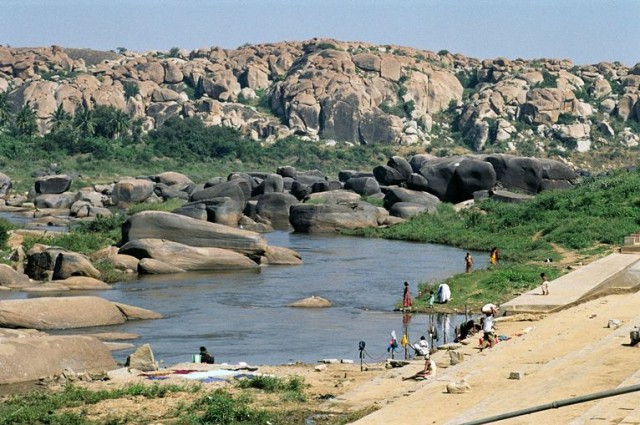Пейзаж такой, будто кто то веками натирал скалы и добился неестественной плавности линий Пейзаж такой, будто кто то веками натирал скалы и добился неестественной плавности линий