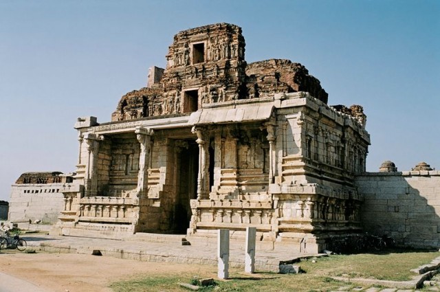 Храмы немного потрепаны, но в целом в порядке - гранит вещь надежная Храмы немного потрепаны, но в целом в порядке - гранит вещь надежная