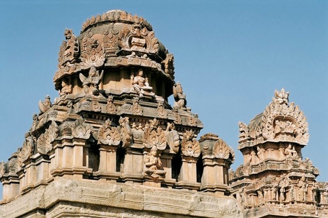 Сверху изваяния из кирпича Сверху изваяния из кирпича