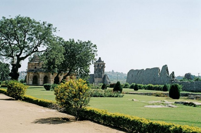 Стена очень интересно сложена Стена очень интересно сложена