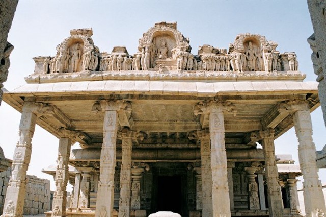 Захватчики зачем то сняли головы всем статуям....и не лень же было на крышу лезть Захватчики зачем то сняли головы всем статуям....и не лень же было на крышу лезть
