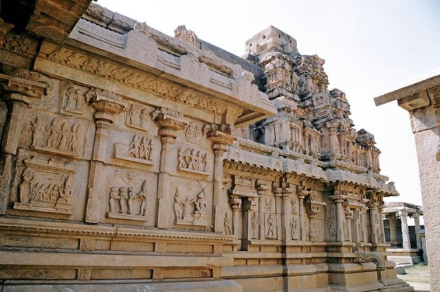 Барельефы на гранитных блоках потрясают Барельефы на гранитных блоках потрясают