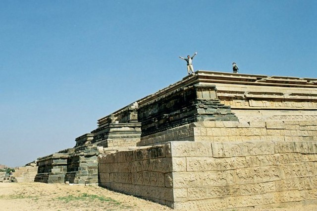 И довольно внушительные, а поверхность вся в барельефах И довольно внушительные, а поверхность вся в барельефах