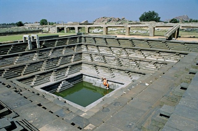А также пирамиды обратные! - венец громадной водосборной системы города. А также пирамиды обратные! - венец громадной водосборной системы города.