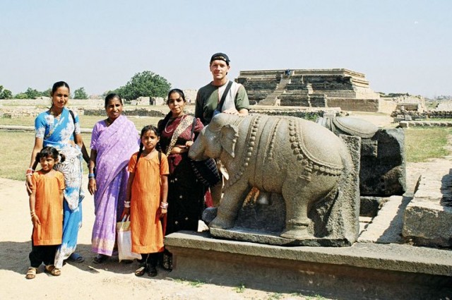 Индусы интересуются историей своей страны, а гранитный слон *поёт* - издает явно слышную протяжную ноту, если ударить по слону монетой. Второй слон рядом - на вид такой же - но петь отказывается ) Индусы интересуются историей своей страны, а гранитный слон *поёт* - издает явно слышную протяжную ноту, если ударить по слону монетой. Второй слон рядом - на вид такой же - но петь отказывается )