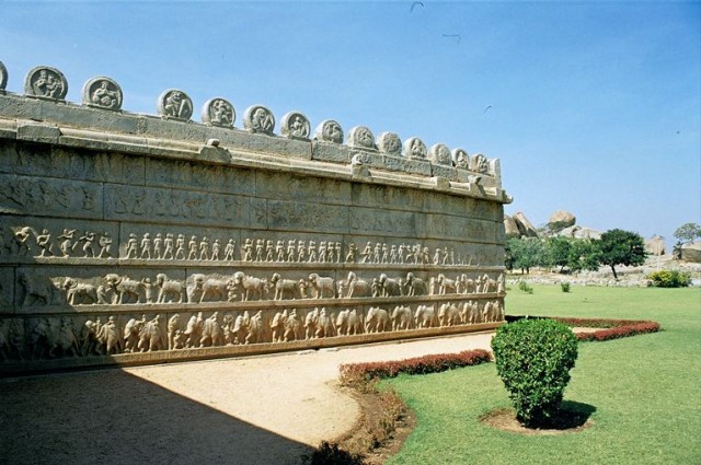 Очередной храм с изумительными барельефами Очередной храм с изумительными барельефами