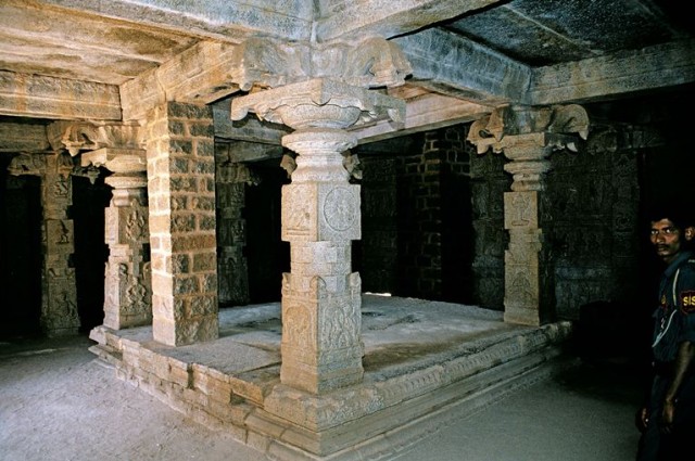 Внутри зачем то охрана. Внутри зачем то охрана.