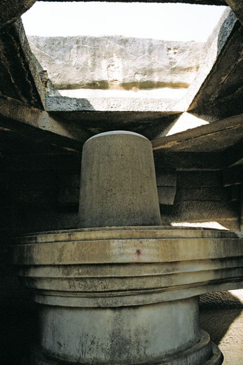 Мегалингам окружен водой Мегалингам окружен водой