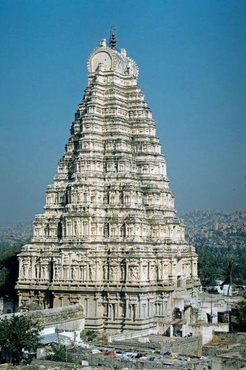 Большая башня действующего храма. Большая башня действующего храма.