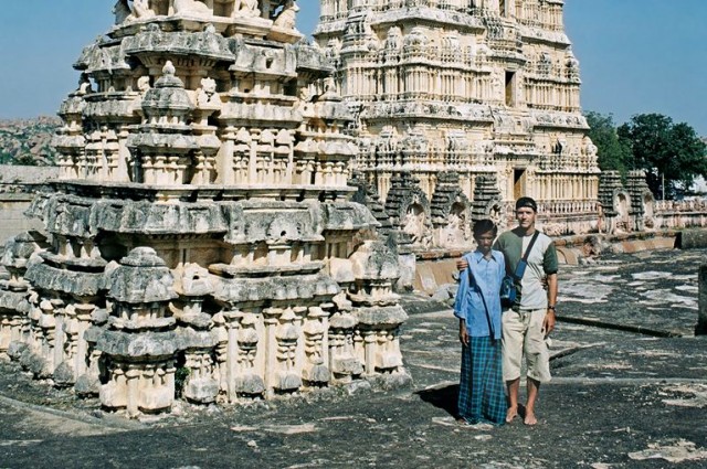 На крыше с храмовым гидом На крыше с храмовым гидом