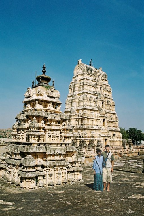 На крыше стоять очень тяжело босиком )...но можно опереться на гида ) На крыше стоять очень тяжело босиком )...но можно опереться на гида )