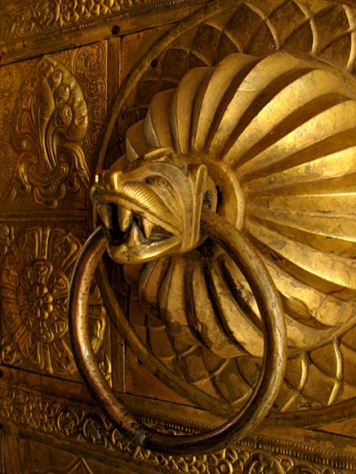 Золотые ворота храма Бхимакали