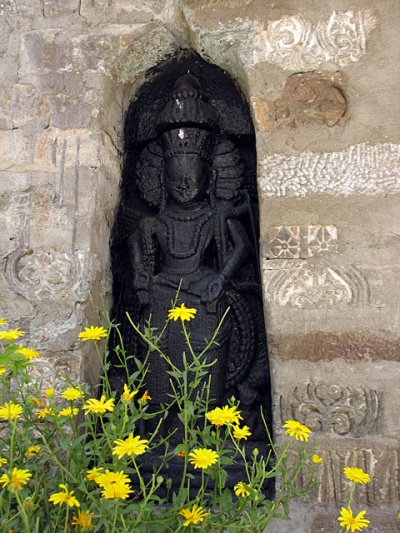 Изображение богини у храма Шивы. Саран.