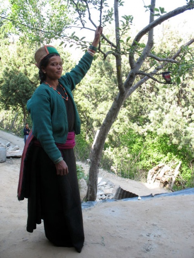 Гостеприимная хозяйка в традиционной киннорской одежде. Pangi