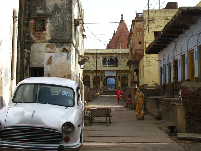 дорога в храм Радха-Раман