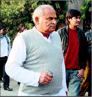 Vivek Singh and his father,BSP legislator Chandraveer