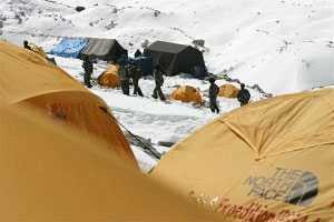 После расстрела тибетцев китайские солдаты осмотрели лагерь альпинистов. Фото предоставлено Сергием Матей