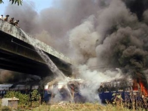 Индийские пожарные тушат возгорание в поезде Индийские пожарные тушат возгорание в поезде