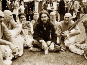 Джорж Харрисон с кришнаитами в Лондоне Джорж Харрисон с кришнаитами в Лондоне