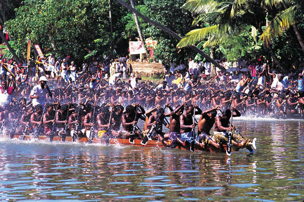 Состязание лодок во время фестиваля Онам в Керале