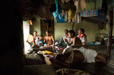 После обеда рикши отдыхают в своем дера – своеобразной гостинице-ночлежке.