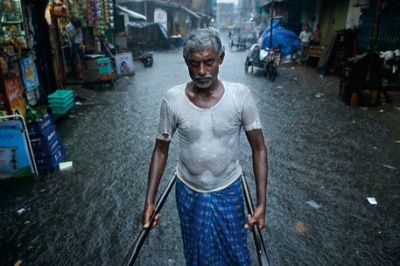 Мохаммад С. К. Ростам и другие рикши особенно востребованы в сезон дождей: их повозки ловко передвигаются по затопленным улицам.