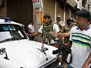 Полицейский кордон во время спецоперации по ликвидации террористов в Дели Полицейский кордон во время спецоперации по ликвидации террористов в Дели